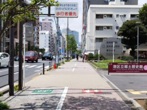 白金台駅2番出口を出て右へ進みます